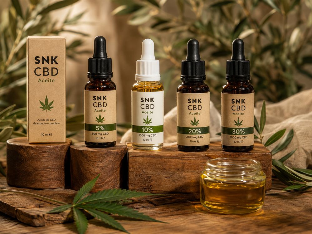 Cuatro frascos de aceite de CBD de SNK CBD con gotero, en concentraciones del 5, 10, 20 y 30 %, junto a su estuche de cartón